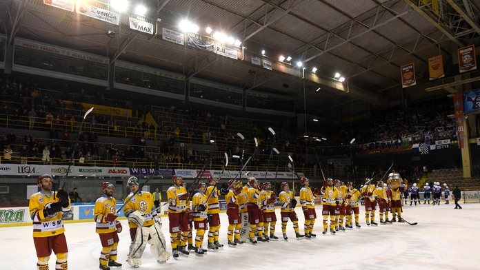 Hráči Dukly Trenčín ďakuj fanúšikom po tom, čo sa udržali v Tisport Lige po triumfe v baráži nad Detvou.