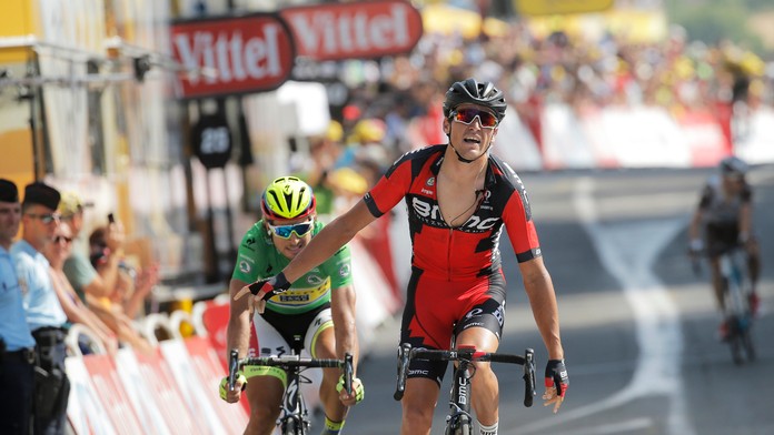 Belgický cyklista Greg van Avermaet (vpravo) oslavuje v cieli pred druhým Slovákom Petrom Saganom 