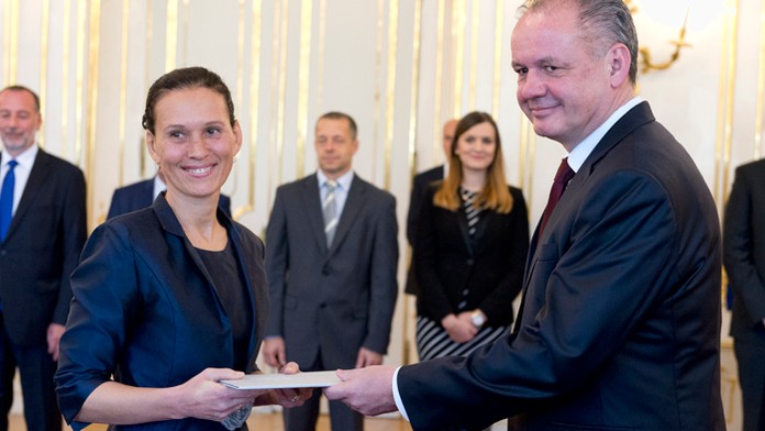 Premiérova manželka Svetlana Ficová si preberá od prezidenta Andreja Kisku profesorský menovací dekrét.