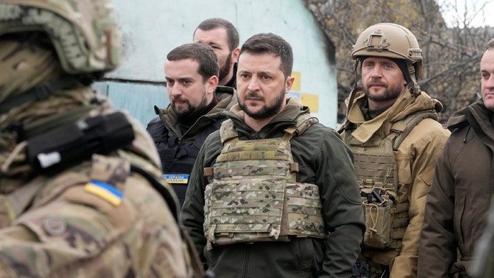 Ukrajinský prezident Volodymyr Zelenskyj počas návštevy mesta Buča.