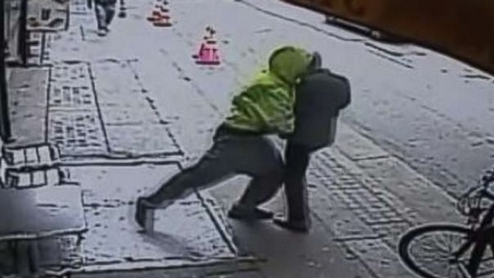 Chlap hádže okoloidúceho muža pod kamión.