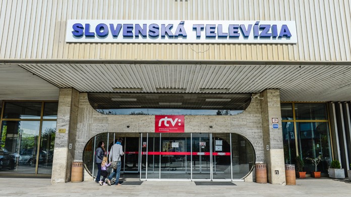 Vchod do budovy RTVS v Mlynskej doline.