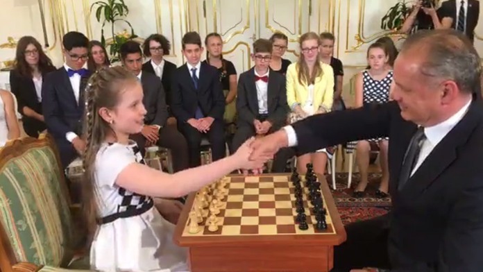 Lucka si zahrala šach s prezidentom.
