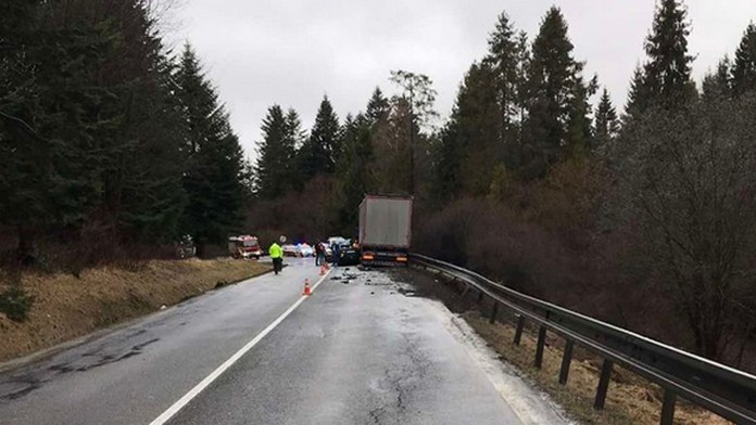 Zrážku s kamiónom neprežil vodič osobného auta.