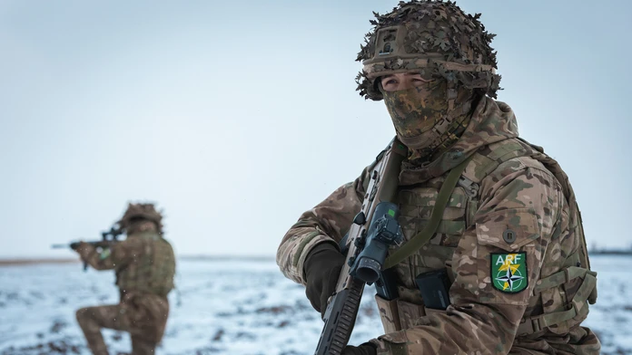 Rusi nezvládnu vojnu s NATO. To však ani nemusia urobiť, aby Alianciu „praskli“ zvnútra, varuje exšéf spravodajcov