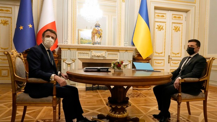 Francúzsky prezident vedie rozhovory aj s prezidentom Ukrajiny