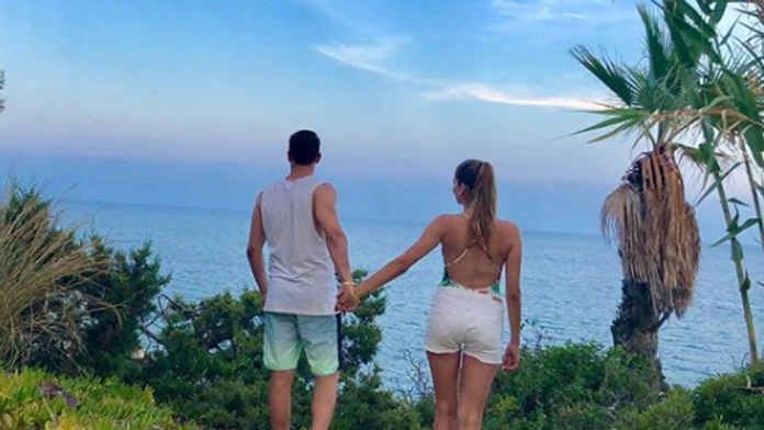 Romantika v raji. Marek Fašiang dovolenkuje s krásnou priateľkou