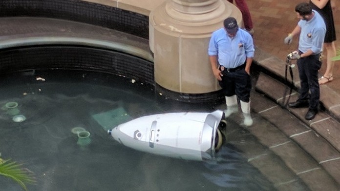 Strážny robot sa utobil vo fontáne