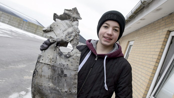 Dánsky školák Daniel Rom Kristiansen pózuje s časťou nemeckého vojnového lietadla Messerschmitt.