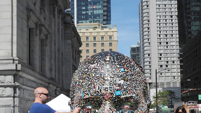 Veľkorozmerná socha hlavy kanadského umelca Douglasa Couplanda, ktorá je v centre Vancouveru.