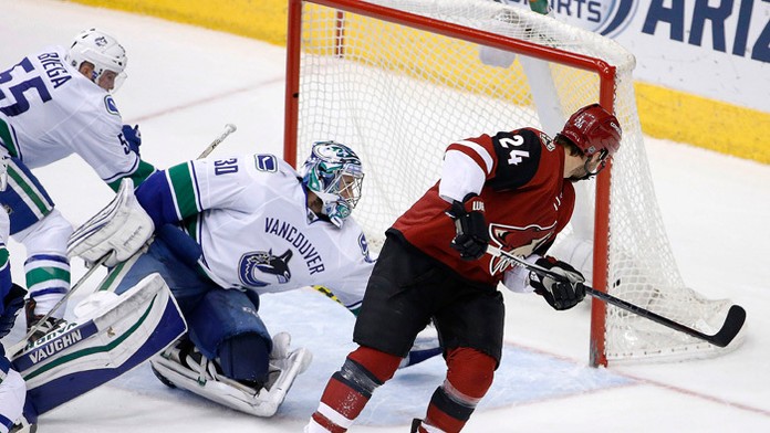 Brankár Ryan Miller a Alex Biega (obaja Vancouver Canucks) a Kyle Chipchura (Arizona Coyotes).