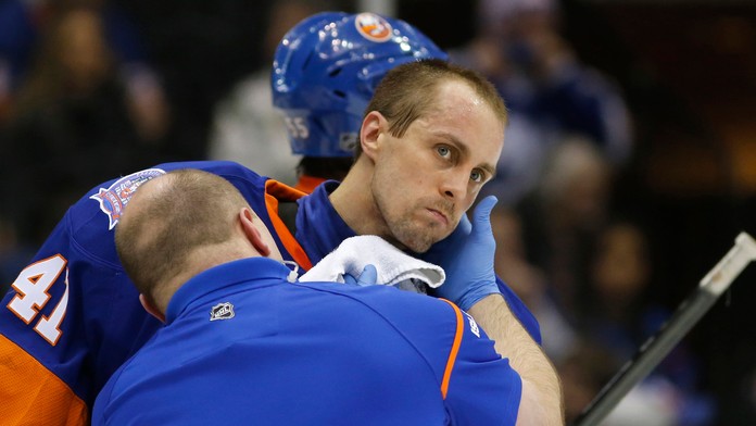 Slovenský brankár Jaroslav Halák z New Yorku Islanders v zápase zámorskej NHL proti Nashvillu Predators.