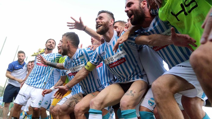 Nadšení hráči klubu Spal po postupe do Serie A.