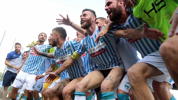 Nadšení hráči klubu Spal po postupe do Serie A.