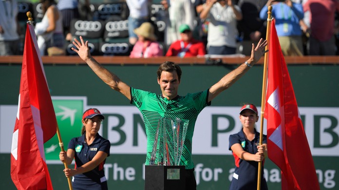 Roger Federer pózuje s trofejou pre víťaza turnaja v Indian Wells.