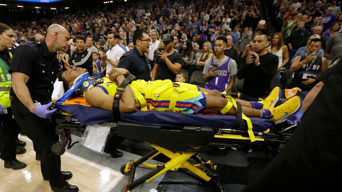 Zranený basketbalista tímu Golden State Patrick McCaw.