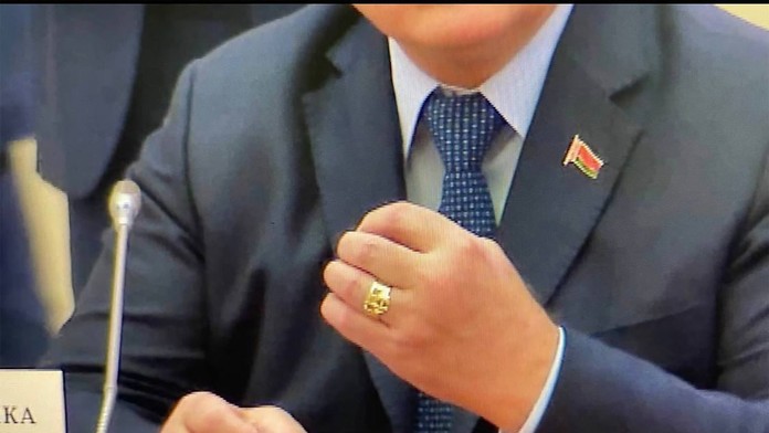 Putin daroval prezidentom krajín SNŠ „prstene moci“. Ako prvý si šperk nasadil jeho najvernejší spojenec