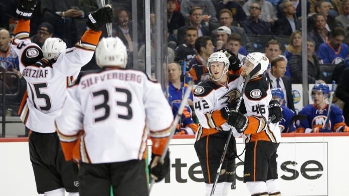 Hokejisti New Yorku Islanders v bránke s Jaroslavom Halákom zvíťazili v noci na utorok v zámorskej NHL nad Anaheimom 5:2.