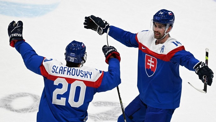 Slovenskí hokejisti sa tešia z gólu na ZOH 2022 (archívna foto)