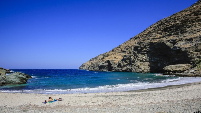 Obľúbená pláž sa za pár sekúnd zmenila na nepoznanie. Grécky klenot zničil masívny zosuv skál
