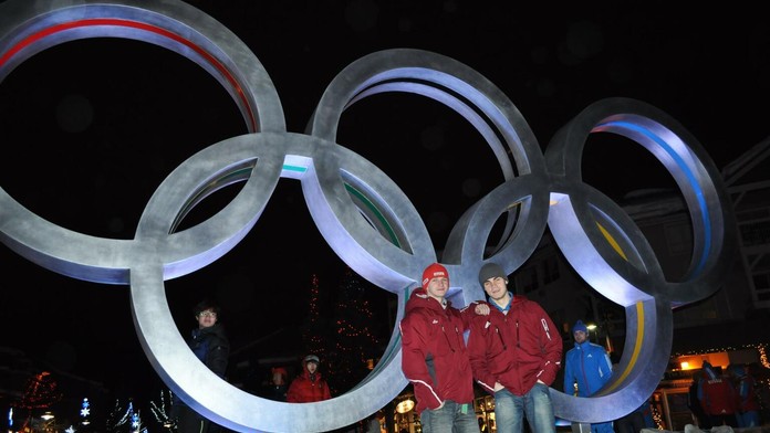 Sánkari Marek Solčanský a Karol Stuchlák pred olympijskymi kruhmi(2012)