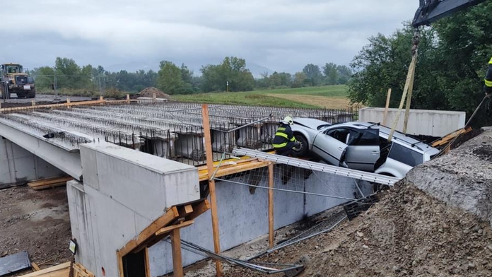 Auto skočilo na mostnom debnení.