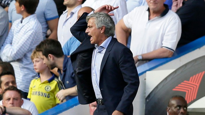 Nahnevaný portugalský tréner Chelsea José Mourinho.