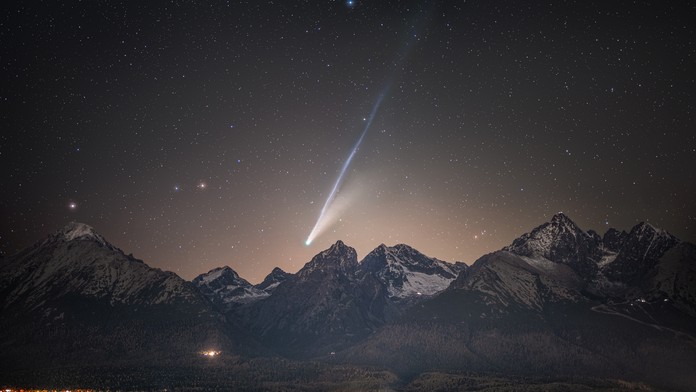 FOTO: Podmanivý záber kométy nad tatranskými štítmi. Najlepšia snímka dňa podľa NASA vznikla na Slovensku