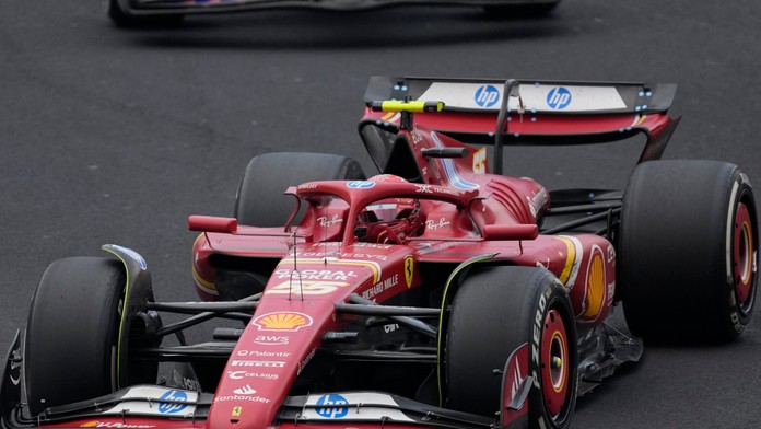 V Mexiku sa z triumfu tešil Sainz, ktorého na pódiu doplnil aj Leclerc. Domáce preteky nevyšli Pérezovi