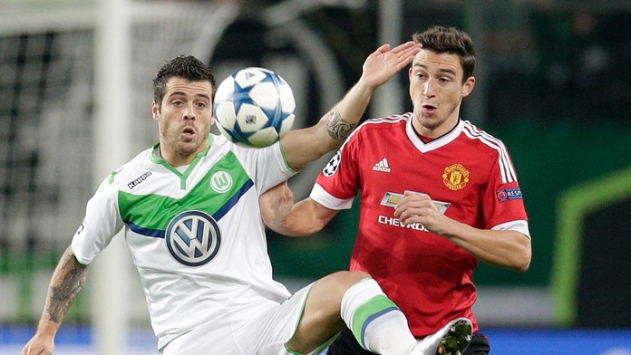 Na snímke hráč Wolfsburgu Vieirinha (vľavo) a hráč United Matteo Darmian (vpravo)