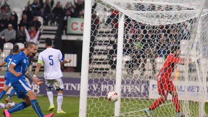 Adam Zreľák (vľavo) sa teší po góle do siete Cyperčana Dimitriosa Tziakourisa 