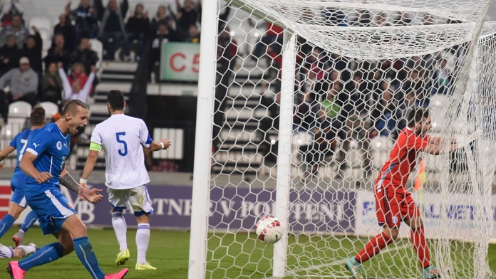 Adam Zreľák (vľavo) sa teší po góle do siete Cyperčana Dimitriosa Tziakourisa 
