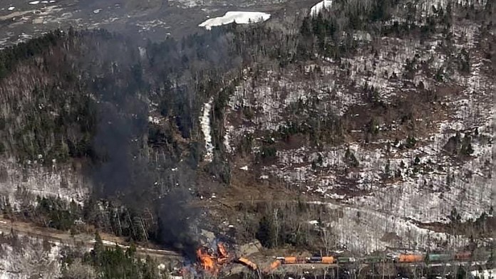 Ďalší vykoľajený vlak s nebezpečnými látkami v USA. Časť súpravy následne zachvátil požiar