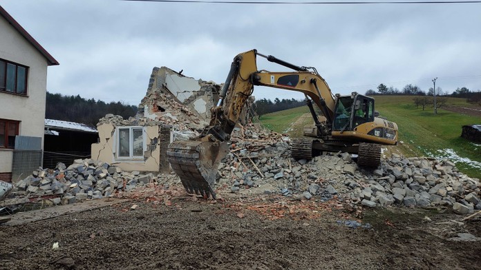 Búranie zemetrasením poškodeného domu v Baškovciach