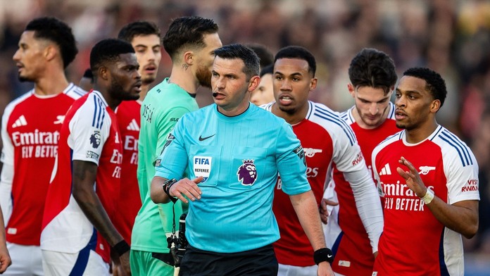 Rozhodca Michael Oliver