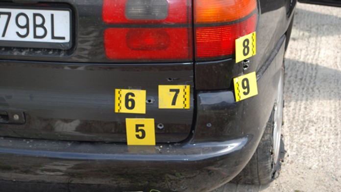 Roztrieľané auto policajtami po nočnej naháňačke v Nemšovej - 1