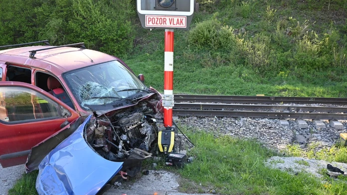 FOTO: Nepochopiteľný skrat šoféra na Kysuciach: Vošiel pred idúci vlak a z miesta nehody ušiel