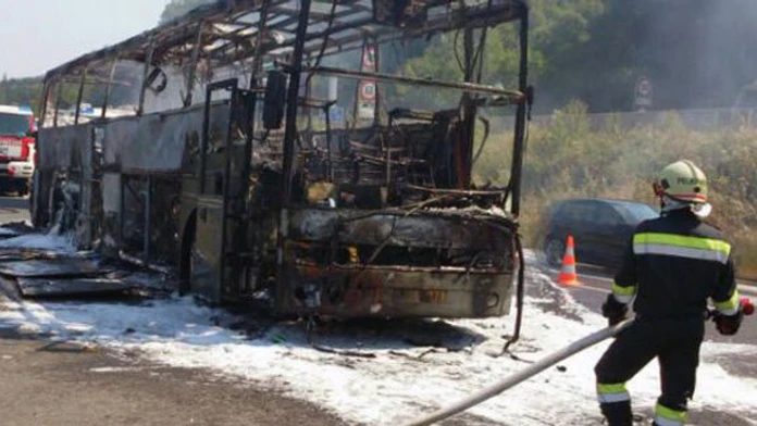 Autobus zhorel na diaľnici (ilustračné foto)