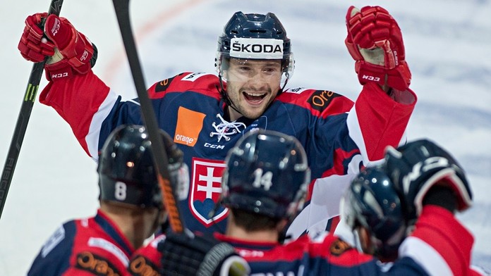 Na snímke gólová roadosť hokejistov Slovenska zľava v popredí Michal Sersen, Peter Čerešňák, Martin Bakoš a uprostred Eduard Šed