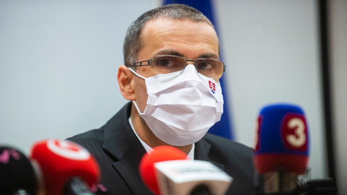 Obrovské množstvo pavúkov v izbe.