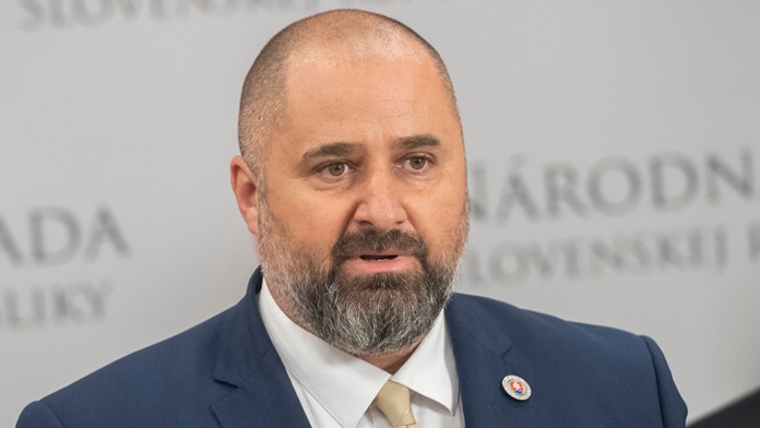 Poslanec Sme rodina Patrik Linhart vypovedal koaličnú zmluvu.