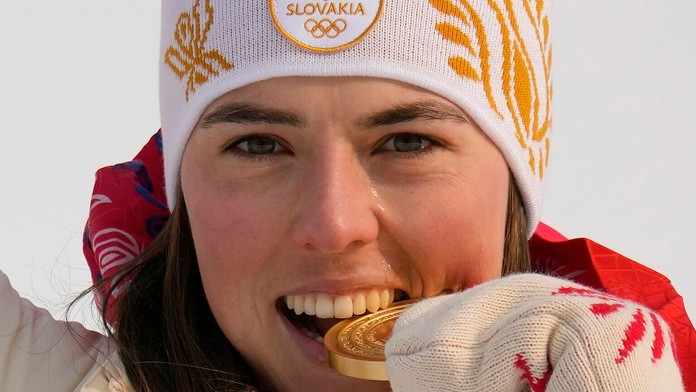 Dojatá slovenská lyžiarka Petra Vlhová pózuje so zlatou medailou za slalom na ZOH 2022.