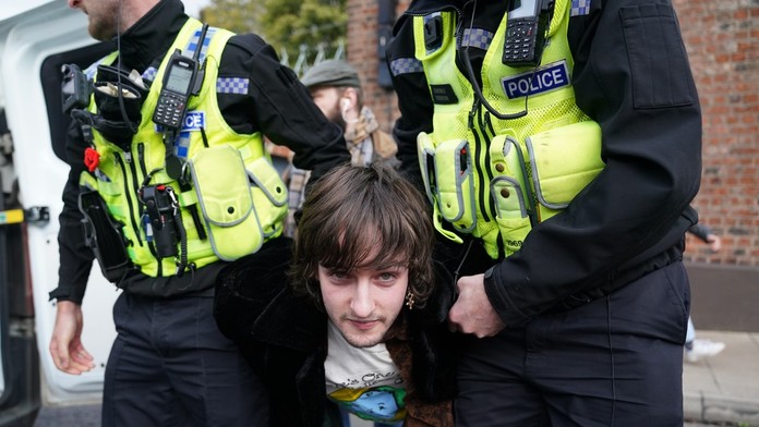 Študent, ktorý hádzal vajcia na kráľa Karola III., spoznal trest