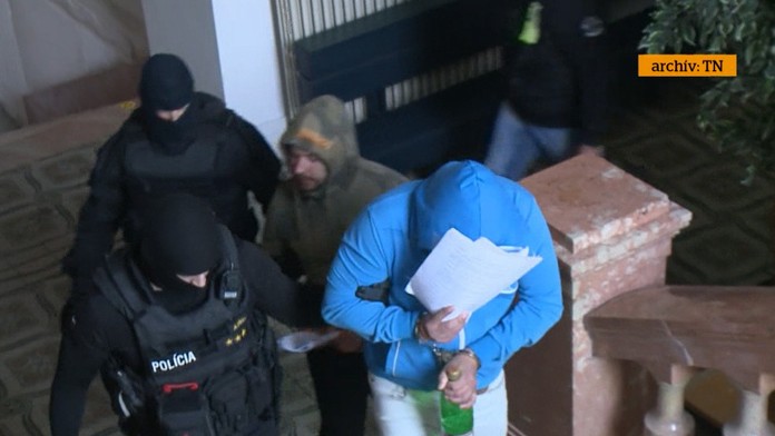 Drogy v Seredi 13: Vo väzbe skončili aj policajti