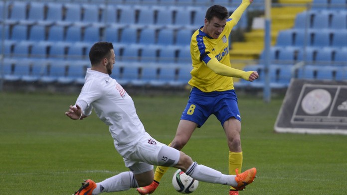 Vpravo hráč Košíc Milan Dimun v boji o loptu s Milošom Nikoličom (Spartak Trnava) v zápase 4. kola Slovenského pohára.