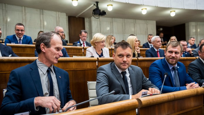 Poslanci posunuli ďalej novelu ústavy, ktorá by umožnila skrátenie volebného obdobia