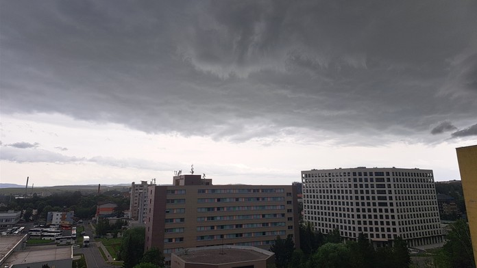 Mraky nad panelákom.