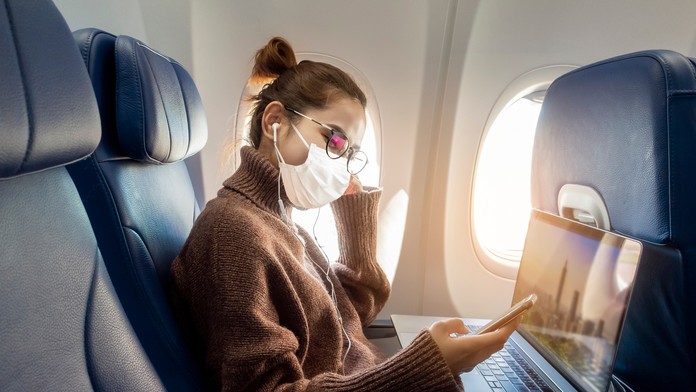 Moderátor číta futbalové výsledky.