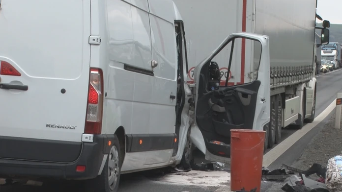 Vážna nehoda kamióna a dodávky odstavila hlavný ťah na Poľsko. Vodiča, ktorý sa druhýkrát narodil, vystrihovali