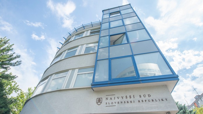 Nahlásil bombu na súde, no nepovedal na ktorom. Opatrenia prijali na celom Slovensku